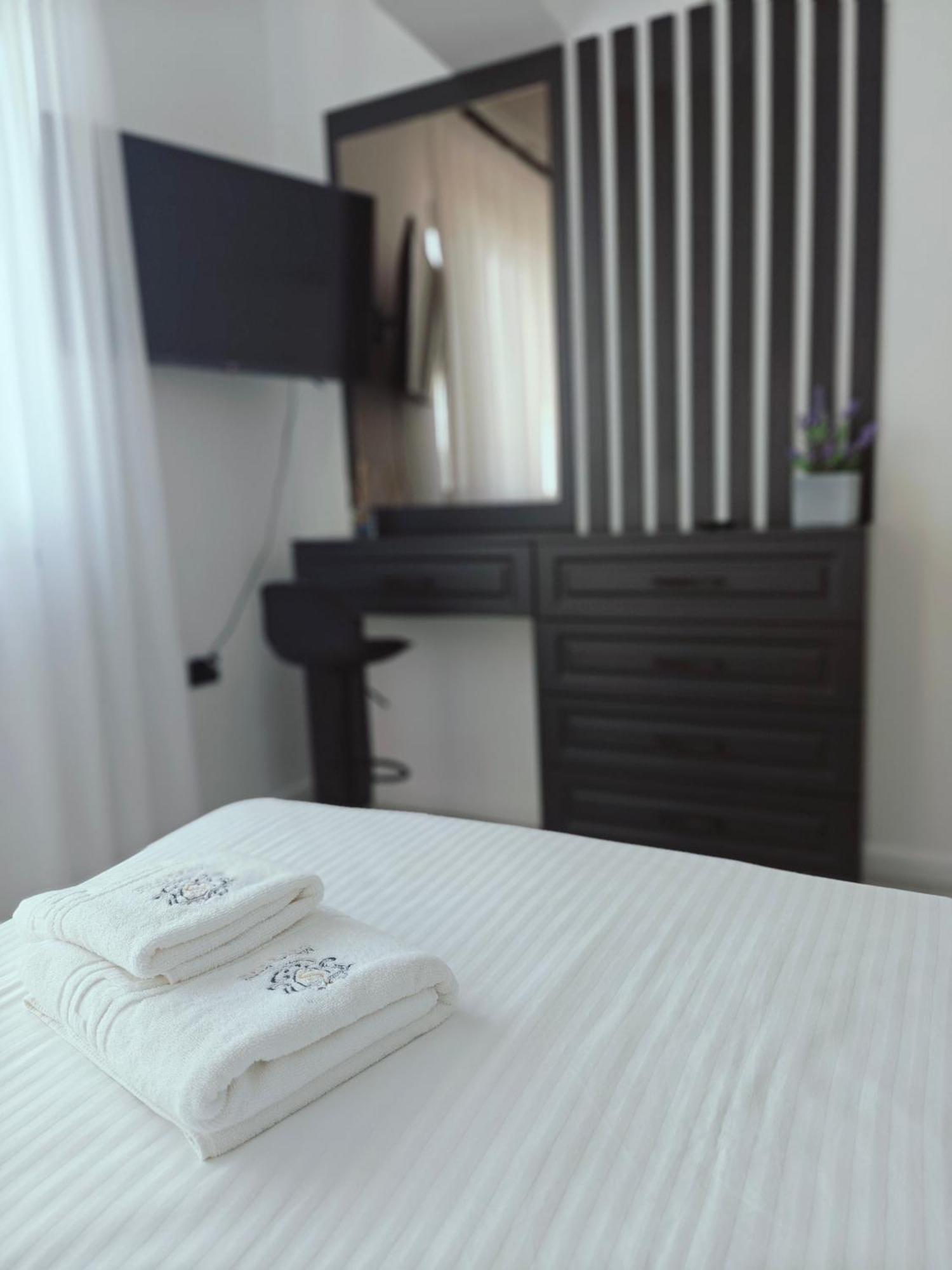 Mamaia Nord Vip Aparthotel ナボダリ エクステリア 写真